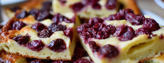 High Protein Kirschkuchen mit X-PROTEIN, saftig gebacken mit Sauerkirschen