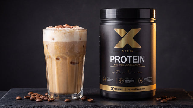 X-PROTEIN Natur Dose neben dem fertigen Protein-Eiskaffee im Glas mit Milchschaum und Zimt