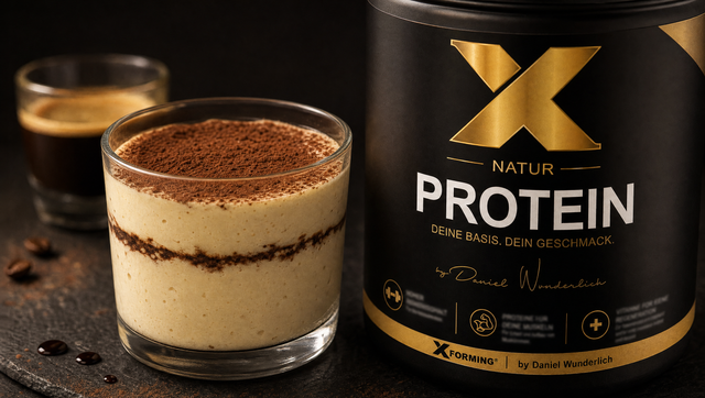 Protein-Tiramisu-Creme im Glas mit Kakao bestaeubt neben der X-PROTEIN Natur Dose