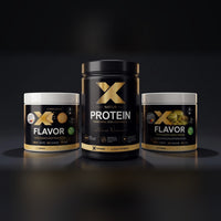 X-FORMING System: X-PROTEIN Natur Dose 750 g mit X-FLAVOR Cookie Dough und X-FLAVOR Pistazien-Macaron auf dunklem Studiountergrund