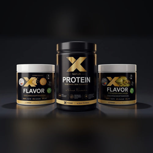 X-FORMING System: X-PROTEIN Natur Dose 750 g mit X-FLAVOR Cookie Dough und X-FLAVOR Pistazien-Macaron auf dunklem Studiountergrund