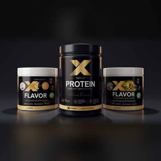 X-FORMING System: X-PROTEIN Natur Dose 750 g mit X-FLAVOR Cookie Dough und X-FLAVOR Pistazien-Macaron auf dunklem Studiountergrund
