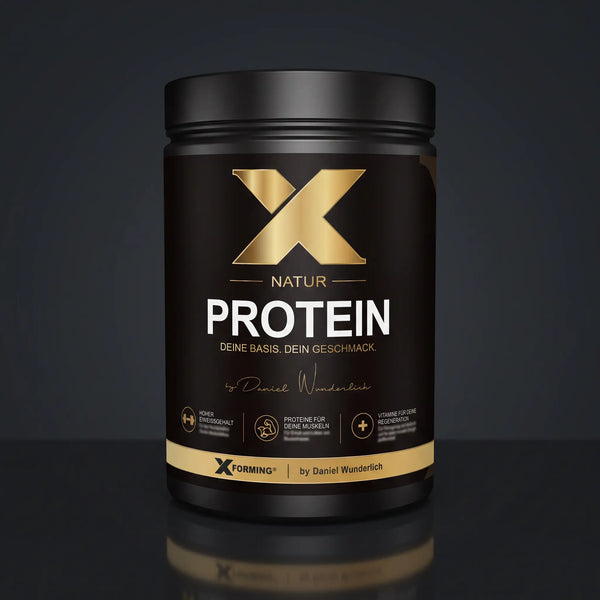 X-PROTEIN Natur Dose 750 g auf dunklem Studiountergrund mit Reflexion