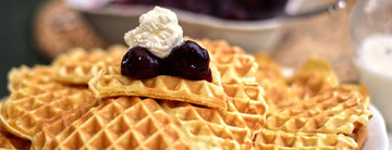 Protein-Waffeln mit X-PROTEIN, goldbraun im Waffeleisen gebacken, mit Beeren angerichtet