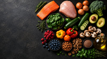Lebensmittelliste: Lachs, Hähnchen, Eier, Gemüse, Beeren und Nüsse auf dunklem Stein