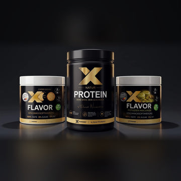 X-FORMING System: X-PROTEIN Natur Dose 750 g mit X-FLAVOR Cookie Dough und X-FLAVOR Pistazien-Macaron auf dunklem Studiountergrund