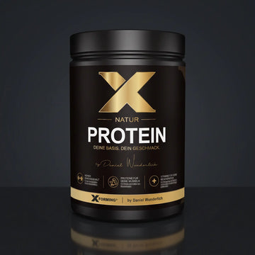 X-PROTEIN Natur Dose 750 g auf dunklem Studiountergrund mit Reflexion