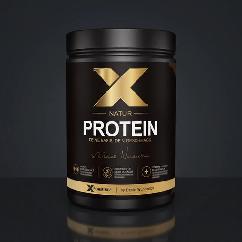 X-PROTEIN Natur Dose 750 g auf dunklem Studiountergrund mit Reflexion