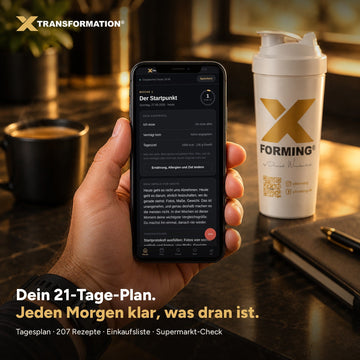 X-Transformation App in der Hand: Tagesplan für Woche 1, daneben der weiße X-FORMING Shaker
